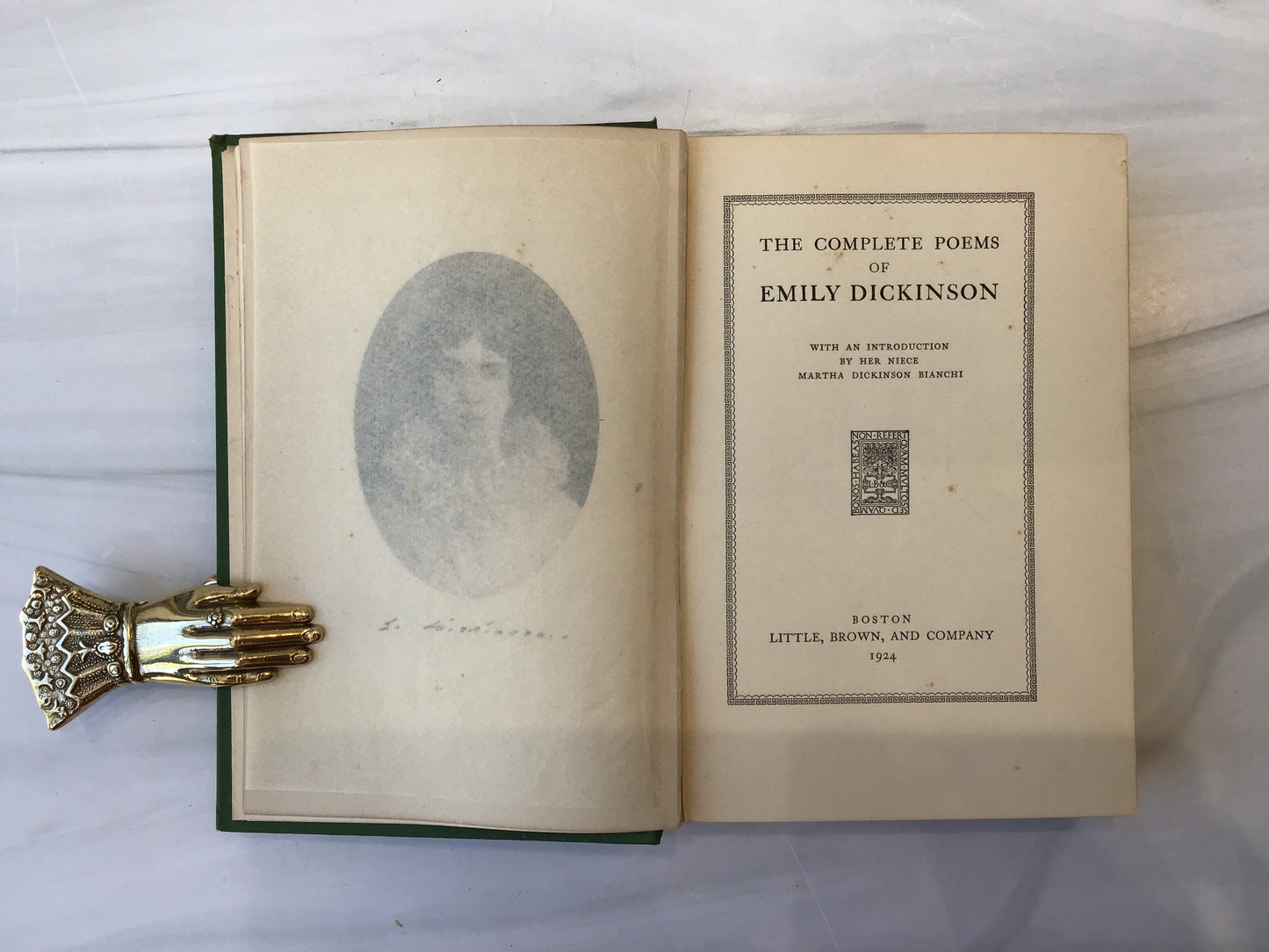 The Complete Poems of Emily Dickinson